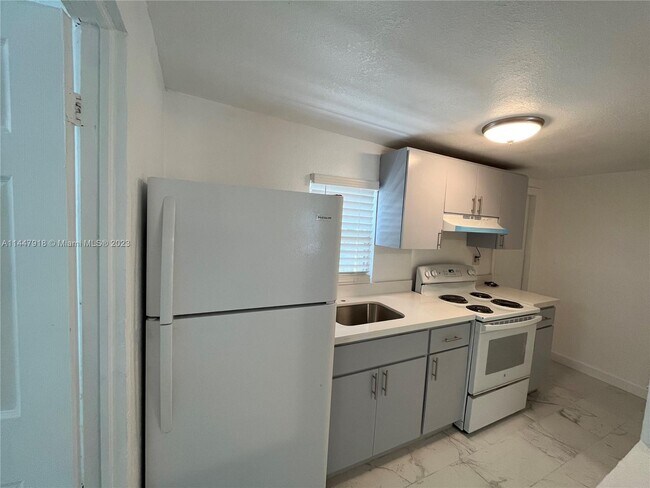 Building Photo - 6136 N Miami Ave