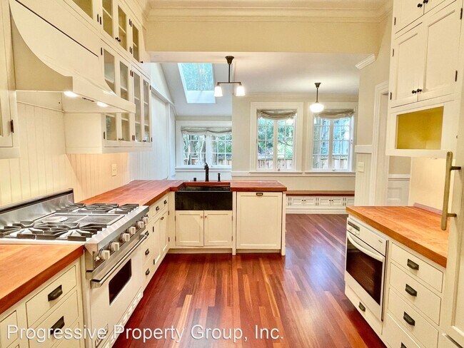 Foto del edificio - 5 br, 2.5 bath House - 1111 Stanyan St