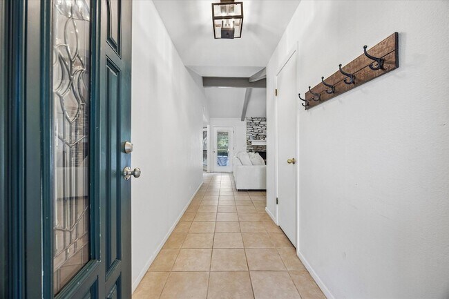 Building Photo - 908 Riddlewood Dr