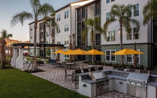 Cocina de parrillas al aire libre - Mariblu Hunters Creek 55+ Active Adult Apartment Homes