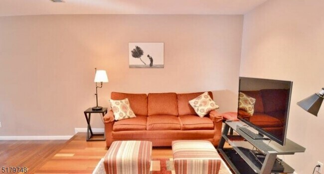 Building Photo - 136 Castle Ridge Dr