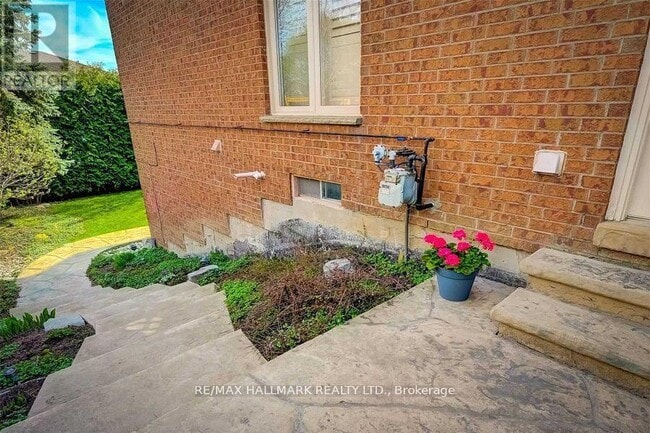 Building Photo - 76 Topham Crescent