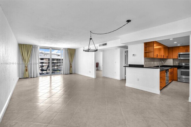 Building Photo - 10350 W Bay Harbor Dr