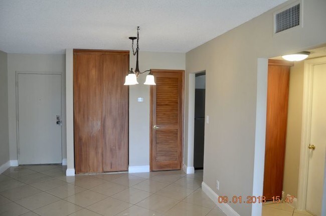 Building Photo - 405 S Pine Island Rd