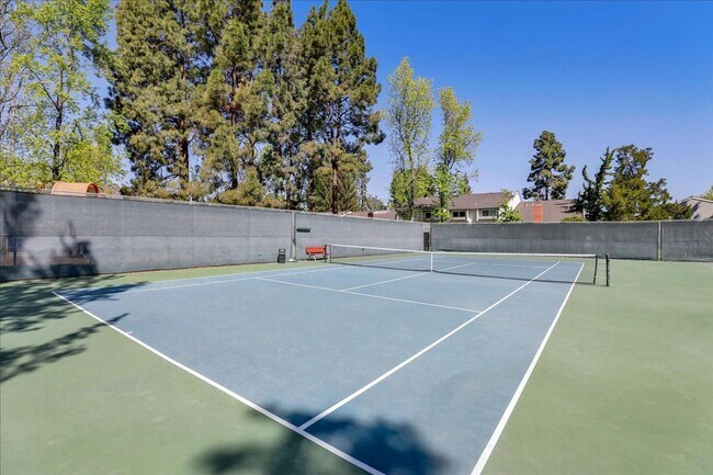 Building Photo - 2BD/2BA - Stylish 2BR Townhome Near Apple ...