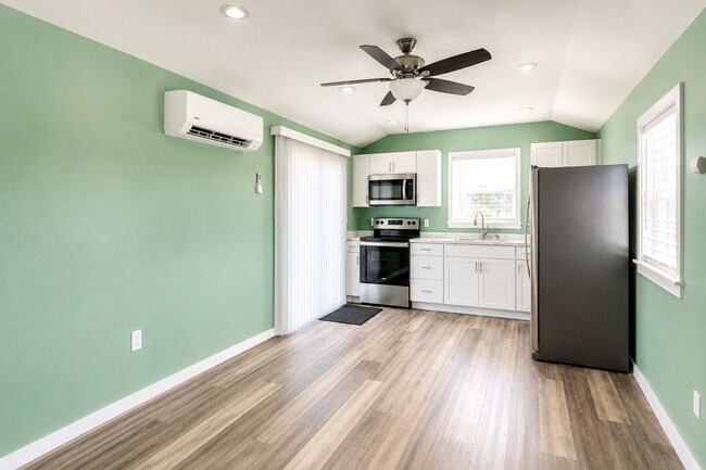 Foto del edificio - Brand-New Pet-Friendly Tiny Home with Utilities Included & Private Deck