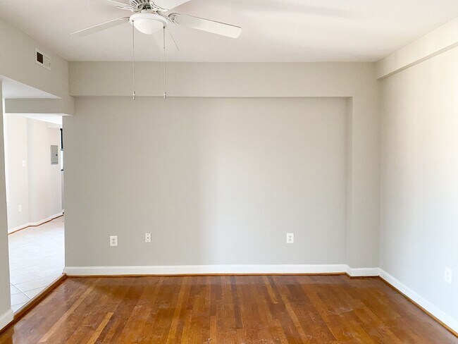 Foto del edificio - Sunny 2BR on 14th Street in Columbia Heights w/ Parking