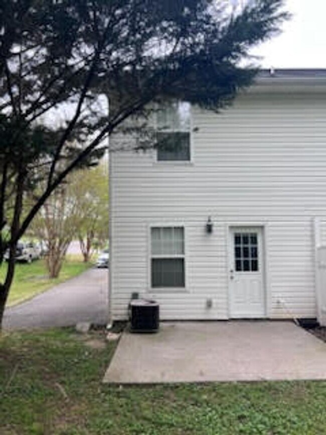 Building Photo - Oak Ridge 37830 - 2 bedroom, 2 bath townho...