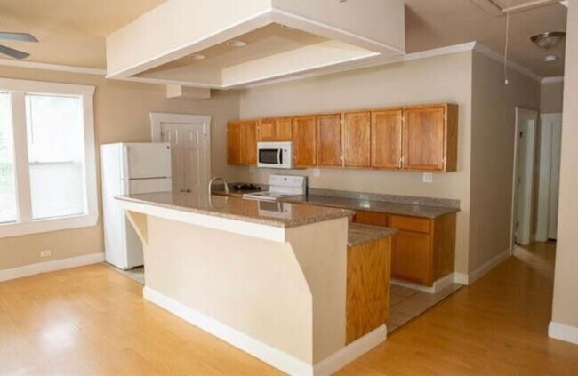 Building Photo - Spacious and Cute!!