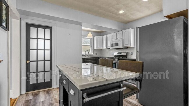 Building Photo - 456 Eaton St