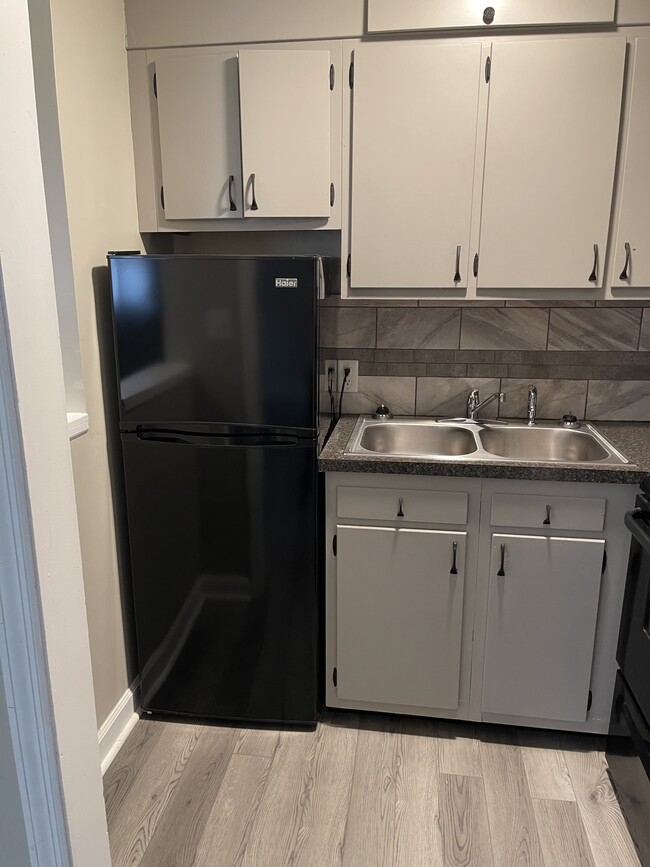 kitchen - 1 bedroom - Midway Apartments