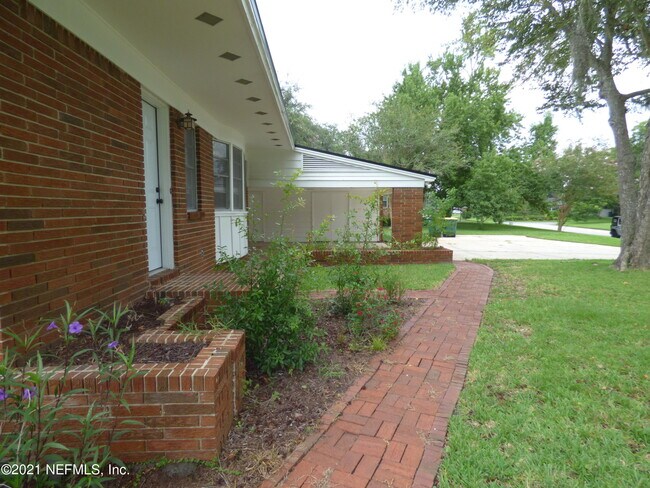 Building Photo - 3863 San Bernado Dr