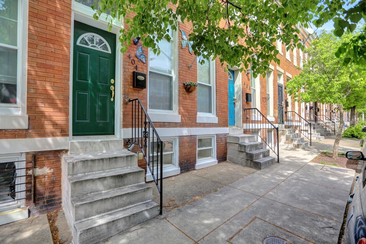 Primary Photo - Upscale and Sophisticated Townhome in Char...