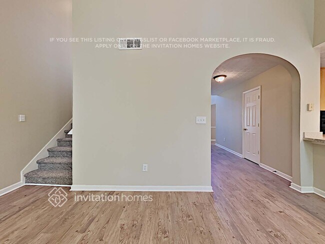 Building Photo - 320 Birchmere Close SW