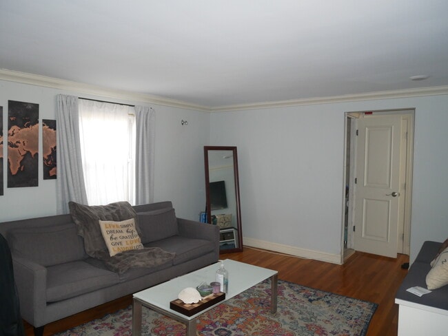 Building Photo - 190 Knickerbocker Rd