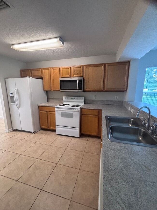 Building Photo - Charming 3-Bedroom, 2-Bath Home in the Sought-After Eagle Hammock Neighborhood