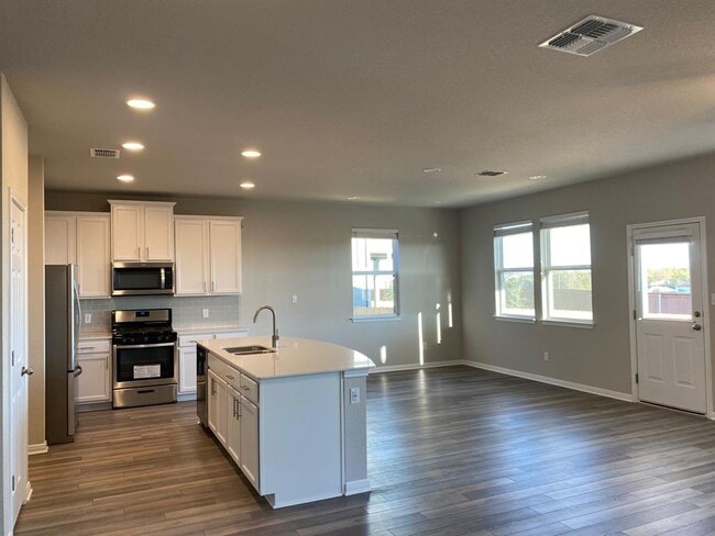 Building Photo - 3201 College Park Dr