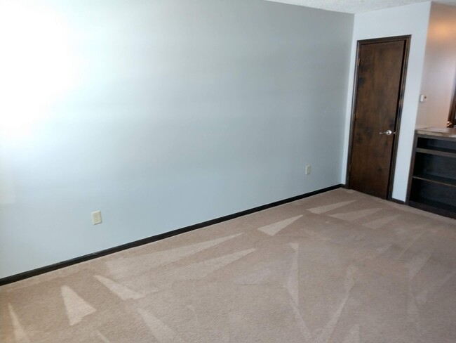 Foto del edificio - 2 Bedroom Duplex located on East Side of MHK!