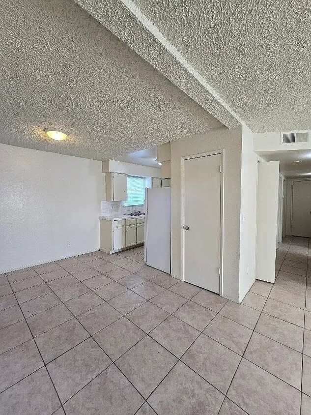 Primary Photo - 2553 S Holloway Ave