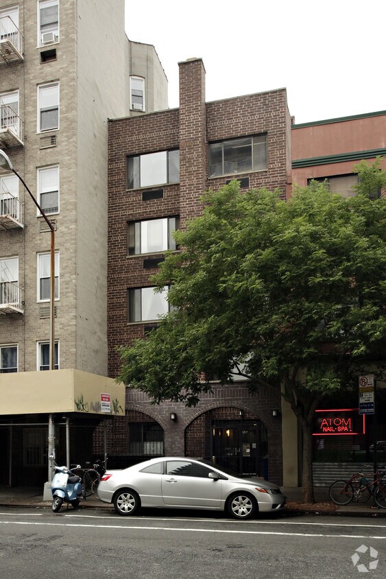 Foto del edificio - 239 E 10th St
