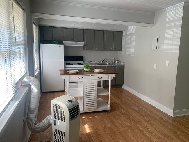 Foto del edificio - Charming One Bedroom Apartment In The Heart of Plaza Midwood!