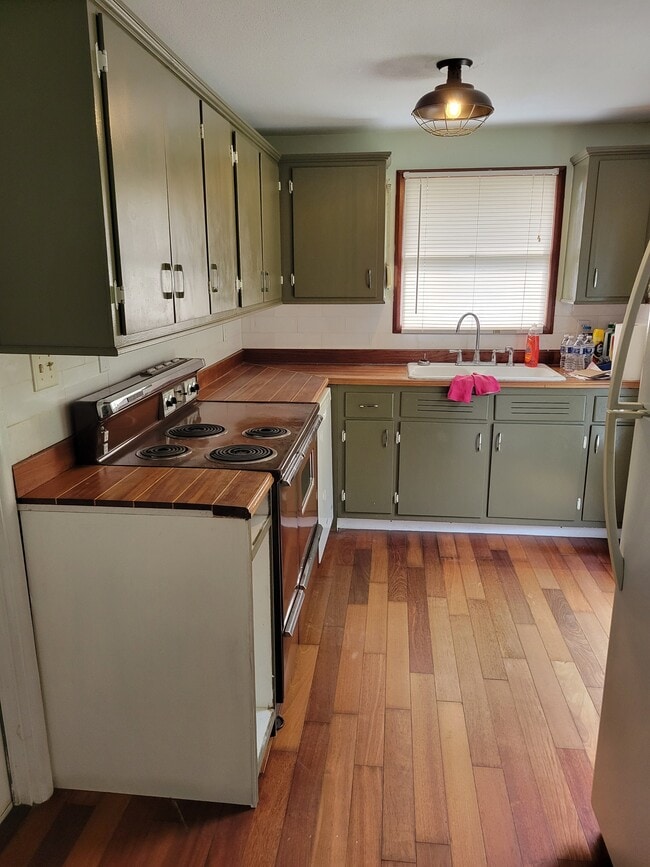 Building Photo - 11172 104th St