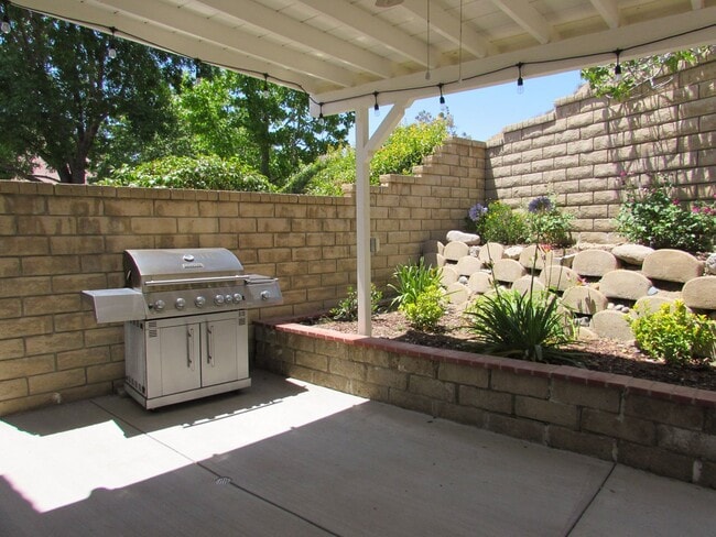 Building Photo - Gorgeous Private  Townhome on Cul-de-Sac--...