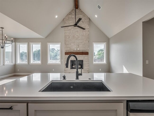 Building Photo - 924 Kyle Dr