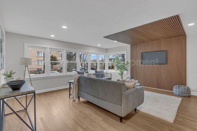 Foto del edificio - 6304 N Troy St