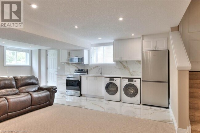 Building Photo - 556 Netherwood Cres