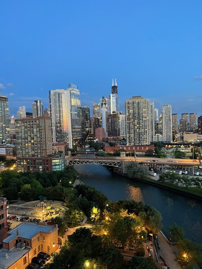 Foto del edificio - 700 N Larrabee St