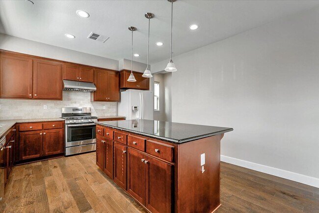 Building Photo - Luxury 4 Bedroom Townhouse