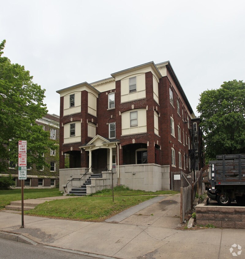 Primary Photo - 820 E Main St