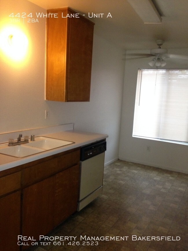 Building Photo - 4424 White Lane Unit A