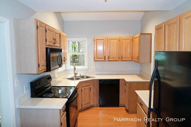 Building Photo - 3br/2.5ba in Golf Course Community Hedingham