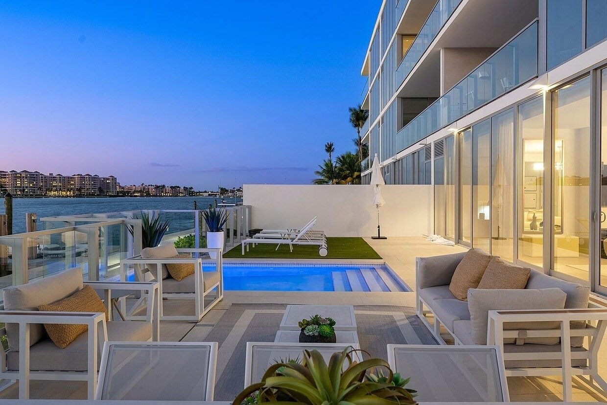 Primary Photo - 725 S Ocean Blvd