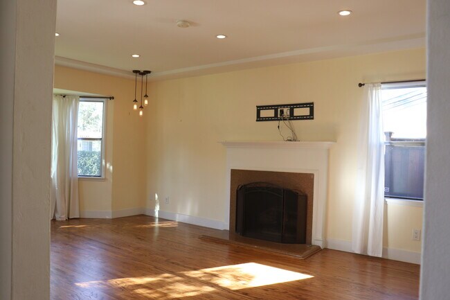 Building Photo - 2318 Wellesley Ave