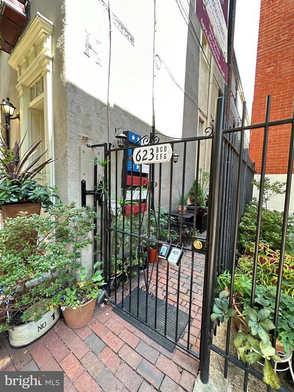 Building Photo - 623 S American St