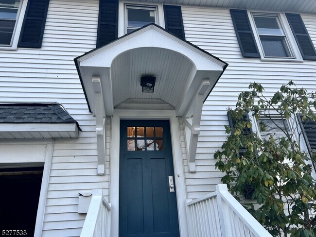 Building Photo - 352 Evergreen Pl