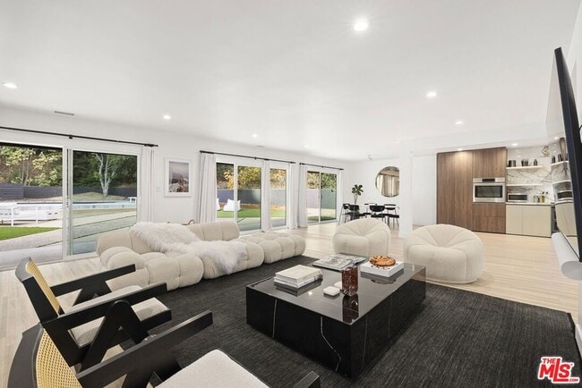 Foto del edificio - 9289 Swallow Dr