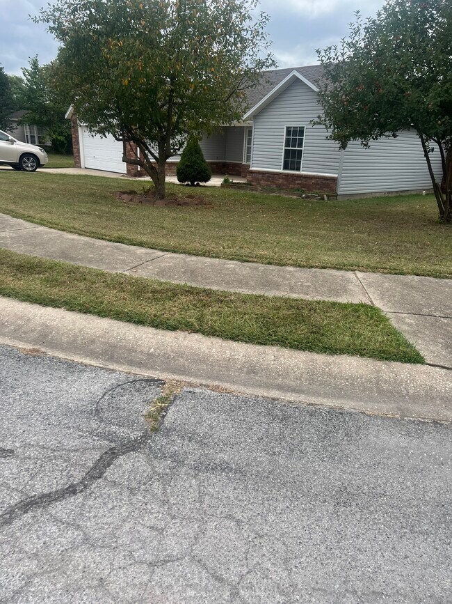 Building Photo - 2405 George Miller Dr