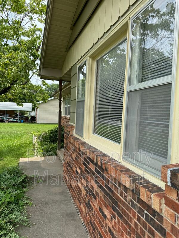 Building Photo - 5431 N Lakewood Dr