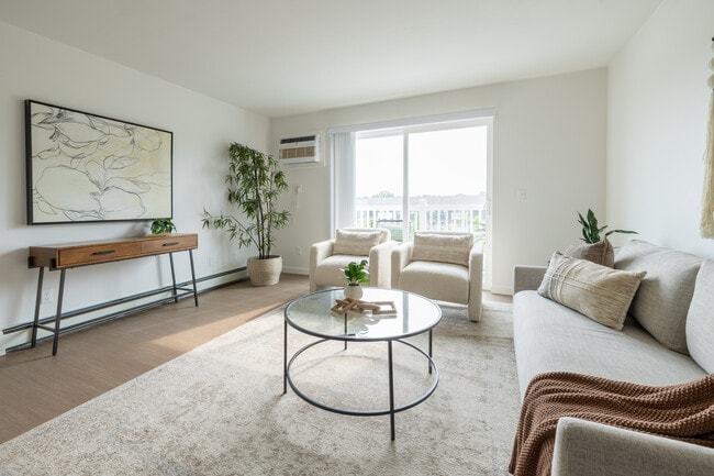 Living Room - Eagle Heights Apartments