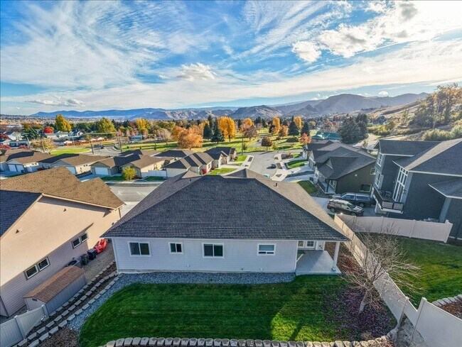 Foto del edificio - Beautiful 3+ bed, 3 bath home with 4 car garage, VIEWS, chef's kitchen and much more!