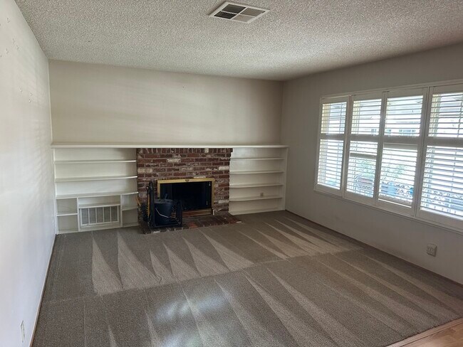 Building Photo - Adorable 2 bed 1 bath Stockton home w/ 1 c...