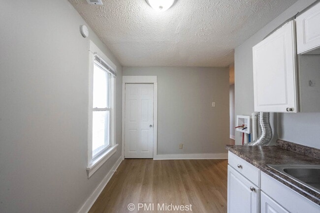 Building Photo - "Charming & Cozy 2BR, 2BA Retreat in Indianapolis - Your Perfect Urban Oasis Awaits!"