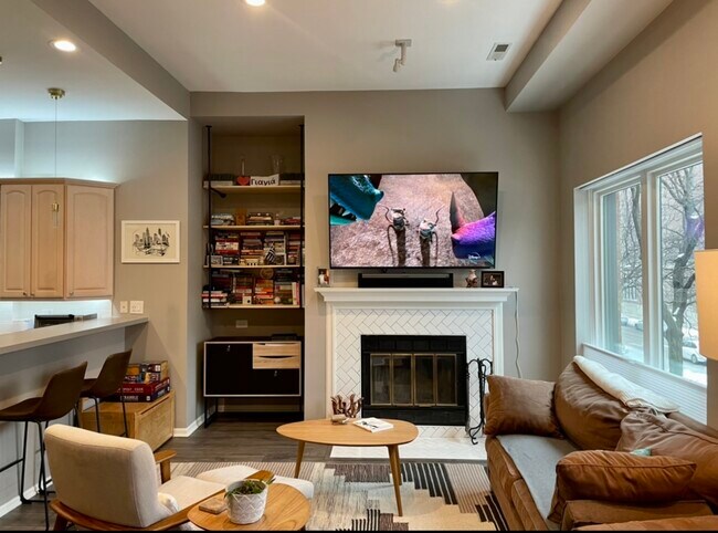 Wood fire place - 857 N La Salle Dr