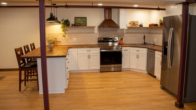 Building Photo - 423 W 1st Ave