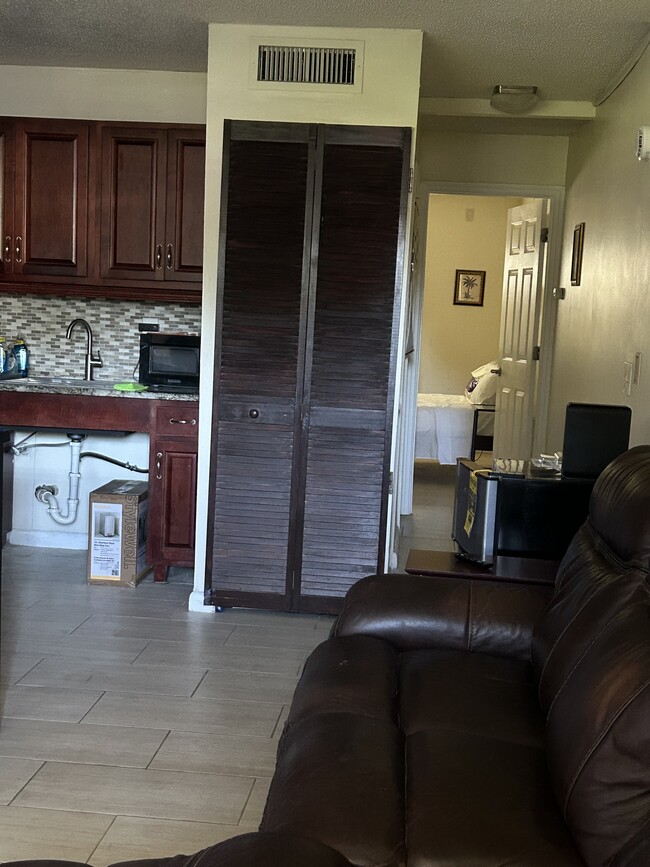 Foto del edificio - 2501 Harn Blvd