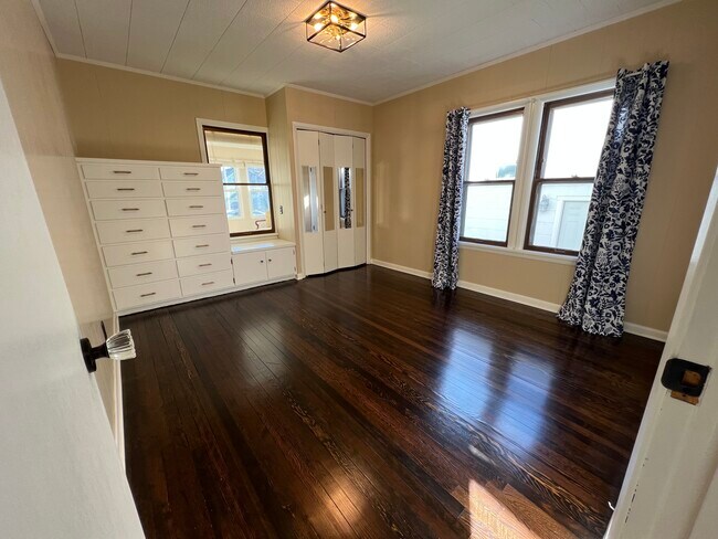 Dormitorio principal con armarios empotrados. - 3602 75th St